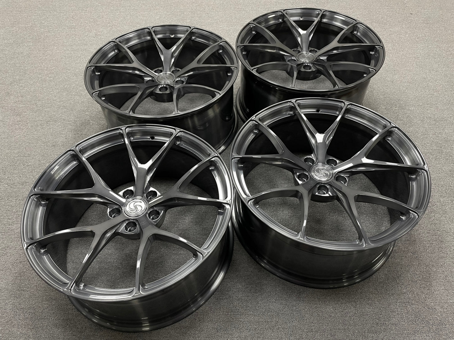 Model S Plaid / 21" SV104 / Brushed Carbon / Staggered