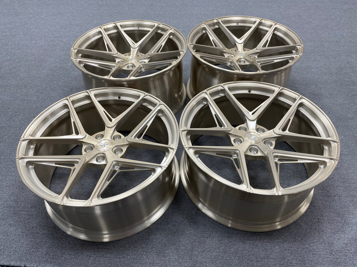 Model S Plaid / 21" SV705 / Royal Gold / Staggered