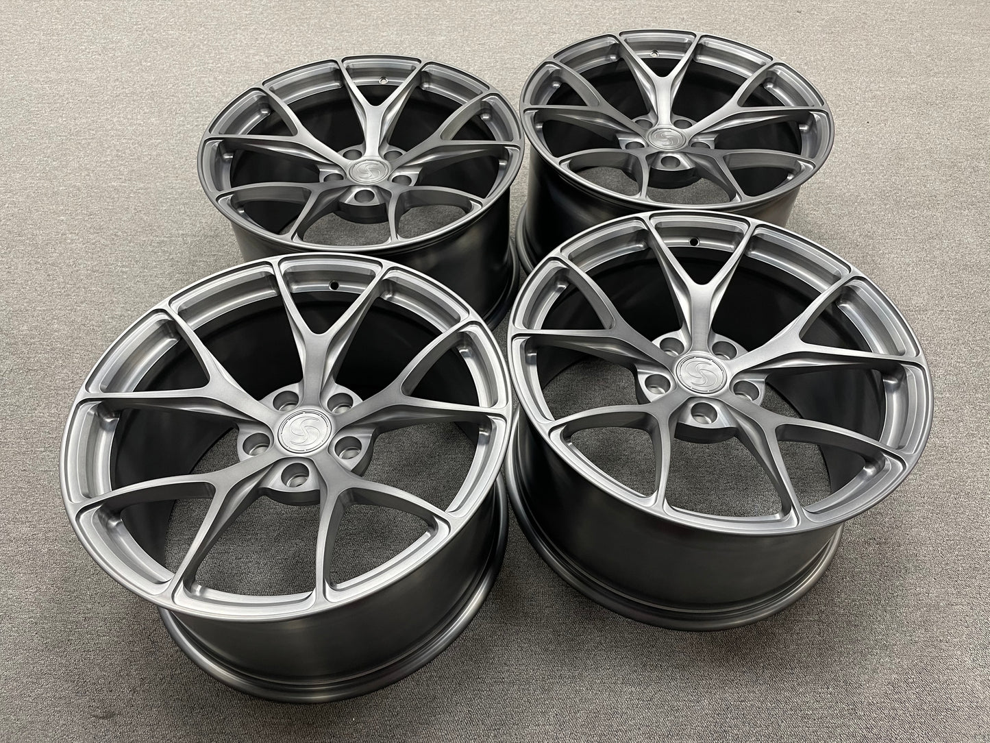 Model S Plaid / 19" SV104 / Satin Carbon / Staggered