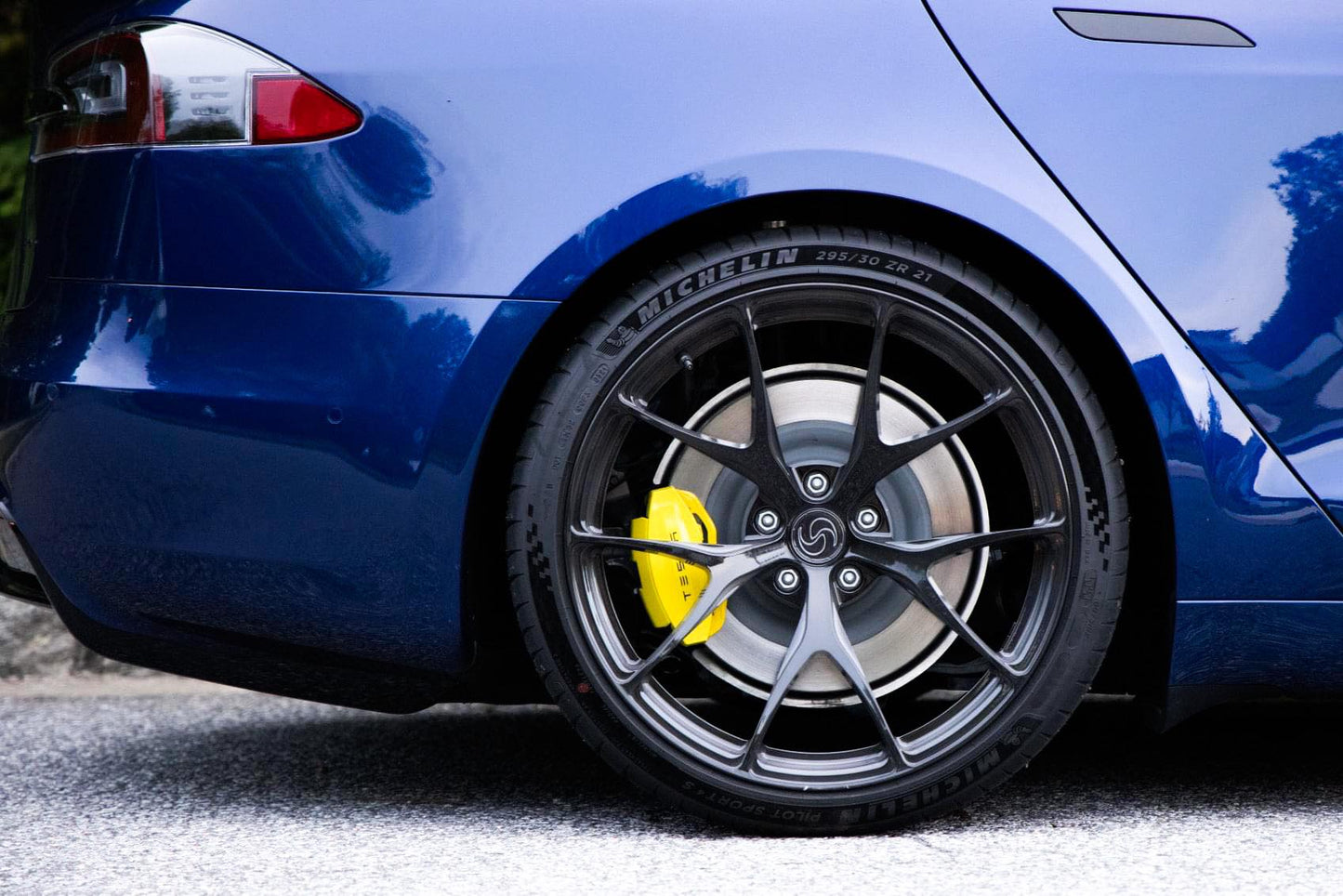 Model S Plaid / 21" SV104 / Brushed Black Triple Tinted Tinted / Staggered