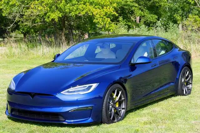 Model S Plaid / 21" SV104 / Brushed Black Triple Tinted Tinted / Staggered