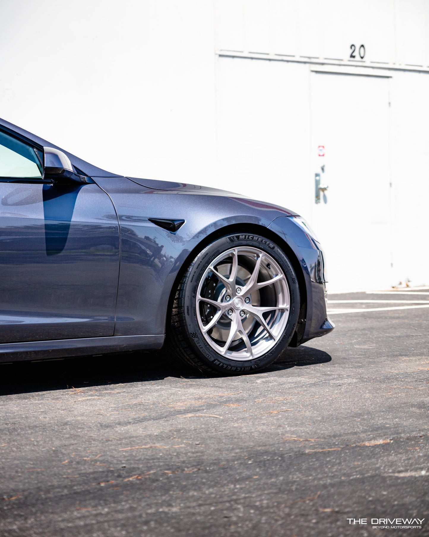 Model S Plaid / 20" SV104 / Brushed Titanium / Staggered